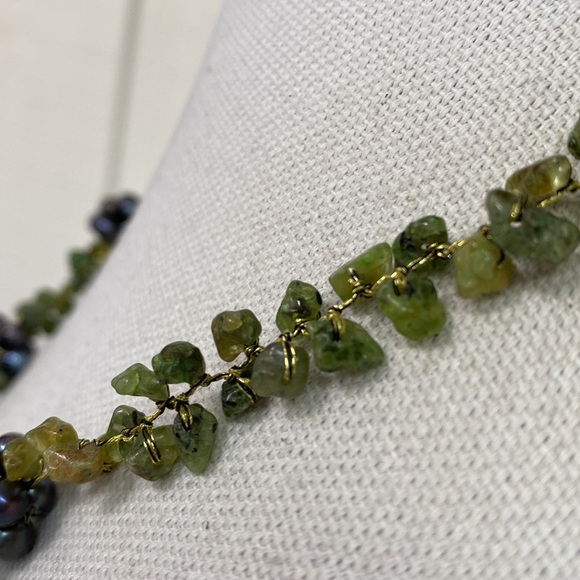 Dyed cultured freshwater Pearl and peridot chip necklace - Picture 8 of 11